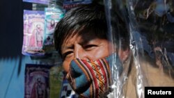 Un hombre usa un tapabocas en el primer día de relajamiento de restricciones en La Paz, Bolivia.