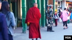 Bhutan-lama：在距离洞朗不远的印度城市大吉岭，街头偶尔可见来自不丹的喇嘛。（美国之音朱诺拍摄，2016年10月20日）