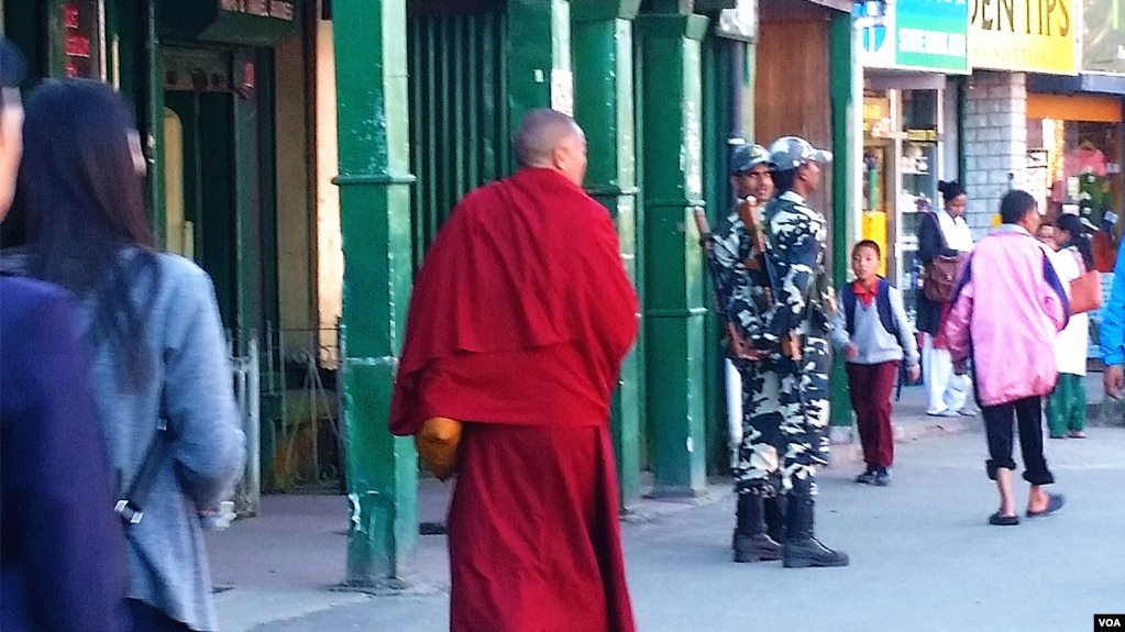 Bhutan-lama：在距离洞朗不远的印度城市大吉岭，街头偶尔可见来自不丹的喇嘛。（美国之音朱诺拍摄，2016年10月20日）(photo:VOA)
