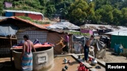 Cox's Bazar ဒေသ၊ Unchiprang ဒုက္ခသည်စခန်းထဲက ရိုဟင်ဂျာမူဆလင်တွေ ရေသယ်ယူနေစဉ်။ (နိုဝင်ဘာ ၁၆၊ ၂၀၁၈)