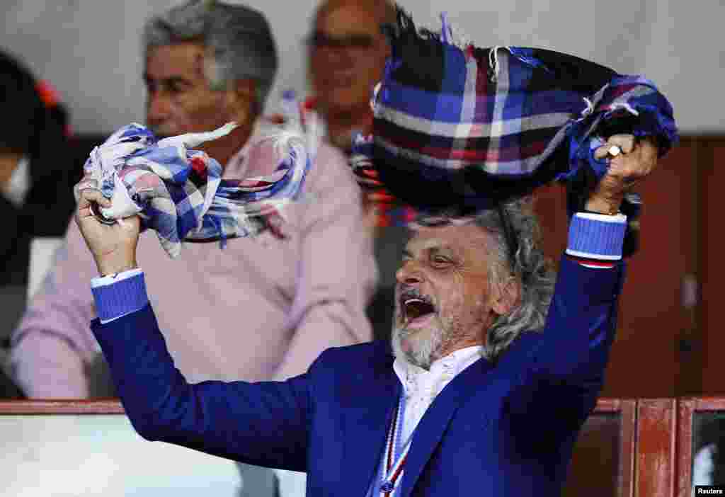លោក Massimo Ferrero ប្រធានក្រុមSampdoria សប្បាយចិត្ត ក្នុងការប្រកួតបាល់ទាត់វគ្គ A របស់អ៊ីតាលី ទល់នឹងក្រុម Inter Milan នៅស្តាត Marassi ក្នុងក្រុង Genoa ប្រទេសអ៊ីតាលី។