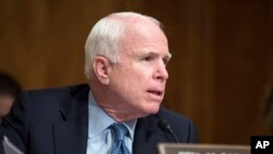 El senador John McCain, presidente de la Comisión de las Fuerzas Armadas, afirma que el gobierno del presidente Barack Obama no tiene una estrategia definida para derrotar al estado islamico