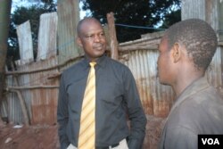 Clifford Oluoch having a word with one of the street children. Apart from feeding families, the charity set up a home where children enrolled to school can have a place to study. (VOA/Rael Ombuor)