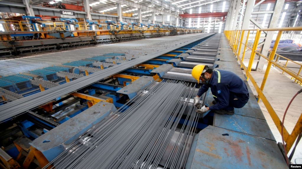 Nhân viên kiểm tra chất lượng thép tại nhà máy thép Hòa Phát ở tỉnh Hải Dương.