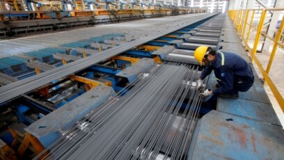 Công nhân kiểm tra chất lượng sản phẩm tại một nhà máy thép ở Hải Dương.