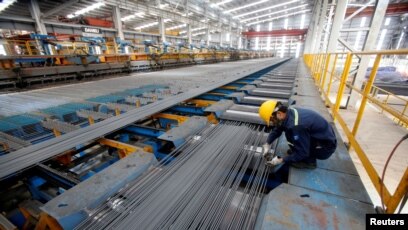 Tư liệu - Một công nhân làm việc trong nhà máy thép Hòa Phát ở tỉnh Hải Dương, Việt Nam, ngày 14 tháng 6, 2016.