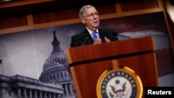 El líder de la mayoría en el Senado estadounidense, Mitch McConnell, de Kentucky, habla con los medios en el Capitolio de los Estados Unidos en Washington, el 7 de abril de 2017.