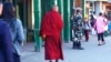 Bhutan-lama：在距离洞朗不远的印度城市大吉岭，街头偶尔可见来自不丹的喇嘛。（美国之音朱诺拍摄，2016年10月20日）