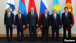 (L-R) Chairman of the Board of the Eurasian Economic Commission Tigran Sargsyan, Armenian Prime Minister Nikol Pashinyan, Belarussian President Alexander Lukashenko, Russian President Vladimir Putin, Kazakh President Nursultan Nazarbayev and Kyrgyz President Sooronbai Jeenbekov pose for a family photo before a session of the Supreme Eurasian Economic Council in Sochi, Russia, May 14, 2018. 