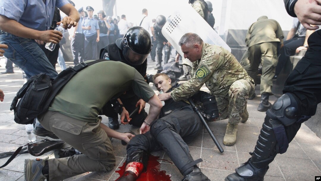 Seorang polisi Ukraina terluka akibat ledakan granat ketika terjadi bentrokan dengan para demonstran di Kyiv, Senin (31/8).