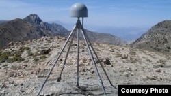 Una estación de GPS como esta en las montañas de California han hecho las mediciones precisas del levantamiento de la tierra.