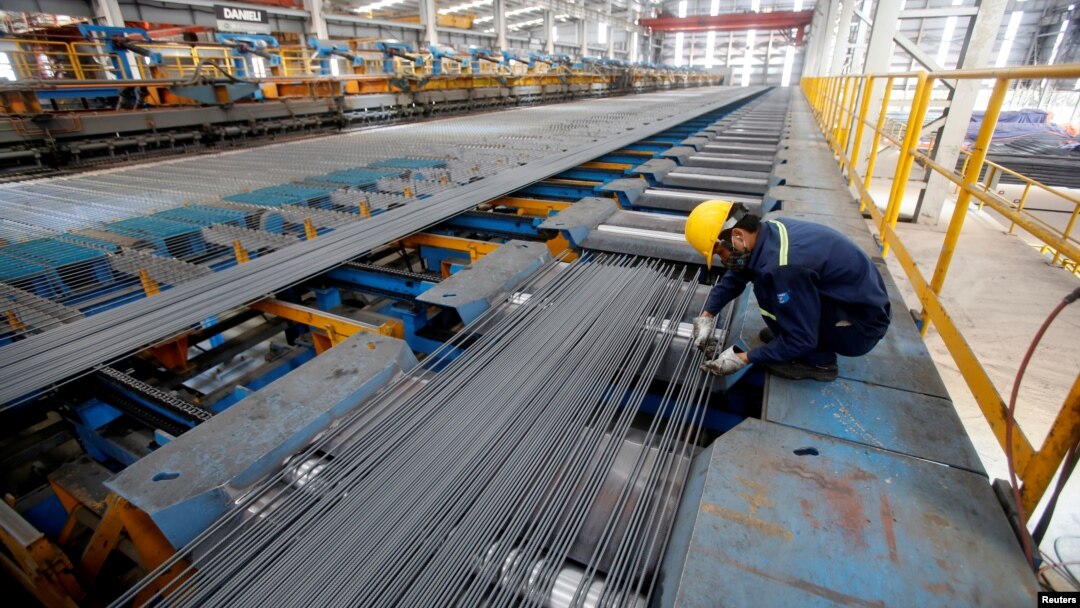 Công nhân kiểm tra thép tại nhà máy của Công ty Hòa Phát ở Hải Dương. Thép là một trong những mặt hàng xuất khẩu của Việt Nam phải đối mặt với điều tra phòng vệ thương mại của nước ngoài nhiều nhất.