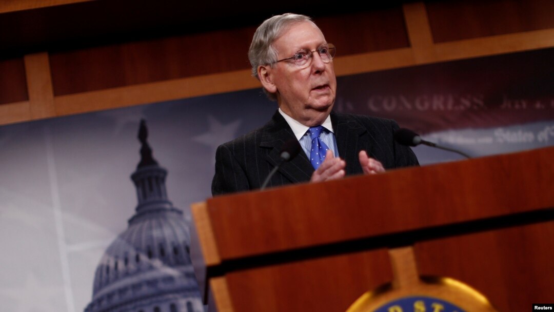 Pemimpin mayoritas Senat Mitch McConnell berbicara kepada media di gedung Capitol di Washington, DC Jumat (7/4). 