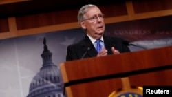 Pemimpin mayoritas Senat Mitch McConnell berbicara kepada media di gedung Capitol di Washington, DC Jumat (7/4). 