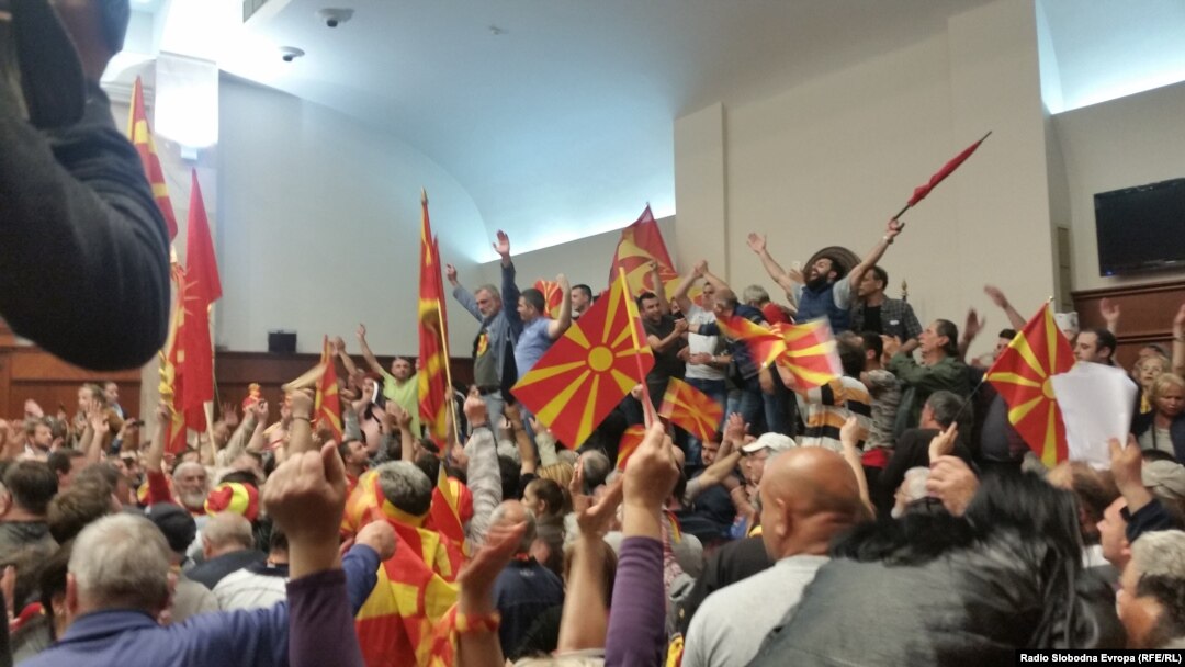 Demonstranti u zgradi Sobranja