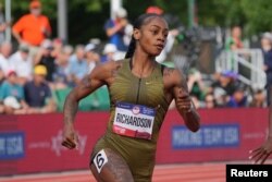 Sha'Carri Richardson gana la serie femenina de 200 m en 21,99 por primera vez durante las pruebas del equipo olímpico de EEUU en Hayward Field, el 27 de junio de 2024; en Oregón, EEUU.