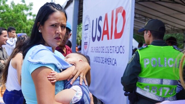 La entrega de montos millonarios ofrecidos por paÃ­ses como EE.UU. y naciones europeas no han podido entrar a Venezuela, debido en parte a que el gobierno en disputa de NicolÃ¡s Maduro no acepta que existe una crisis humanitaria el el rico paÃ­s petrolero.