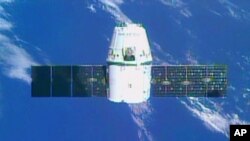 La cápsula de carga Dragon acercándose a la Estación Espacial Internacional.