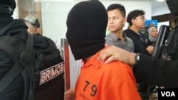 Terduga teroris yang dibawa polisi saat konferensi pers di kantor Divisi Humas Polri di Jakarta, Jumat (17/5). (VOA/Sasmito)