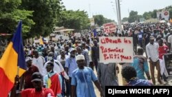 Des manifestants défilent dans les rues de la capitale tchadienne, N'Djamena, le 11 septembre 2021, contre la junte qui dirige le Tchad depuis la mort d'Idriss Deby Itno.