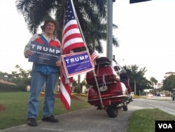 John King, 74, shows his support for Donald Trump in Florida, March 14, 2016. (C. Mendoza/VOA)