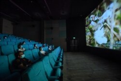 Penonton film di bioskop wajib mengenakan masker dan memetuhi protokol kesehatan yang ketat. (foto: ilustrasi).