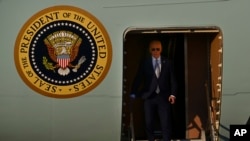 El presidente estadounidense Joe Biden llega en el Air Force One a Mountain View, California, el jueves 9 de mayo de 2024.