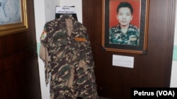 Foto almarhum Riyanto di samping seragam Banser yang terkena ledakan bom Natal 2000, dipajang di Museum Nahdlatul Ulama Jawa Timur di Surabaya (Foto:VOA/Petrus Riski).