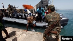 Les garde-côtes récupèrent de migrants sauvés en mer, Tripoli, Libye, 6 mars 2017.