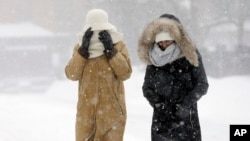 美國商務部指冬天的嚴寒有損於美國經濟。今年1月，美國波士頓的行人。
