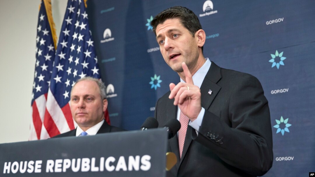 Chủ tịch Hạ viện Paul Ryan (phải) phát biểu trước báo giới ở Washington, ngày 17/11/2015, về chính sách di trú liên quan đến người tị nạn từ Syria.