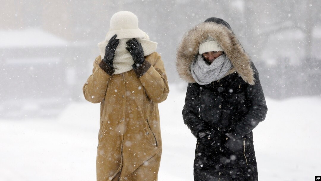 Warga Boston, Massachusetts, berjalan kaki di tengah badai salju pada musim dingin bulan Januari lalu.