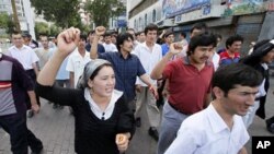 新疆首府乌鲁木齐的维吾尔族民众2009年上街抗议(资料照片)