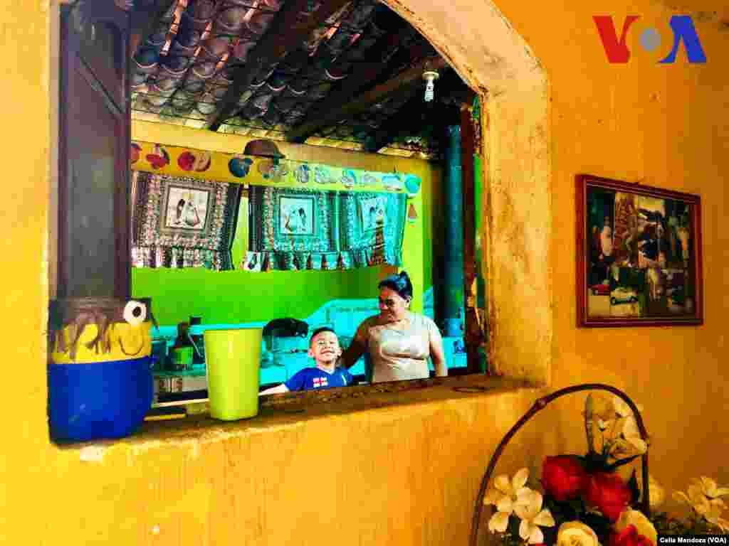 Familiares de Yeni en su casa en la Aldea el Quebracho