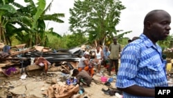 Des habitants d'un bidonville d'Abidjan au milieu des gravats de leurs maisons détruites par pluies diluviennes, à Abidjan, 26 mai 2017. (AFP PHOTO / ISSOUF SANOGO)