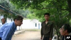 평안남도 순천시결핵요양소에서 환자들과 대화를 나누는 스테판 린튼 회장