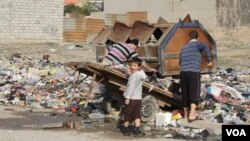 9일 이라크 모술 주민들이 거리서 쓰레기를 줍고 있다.

