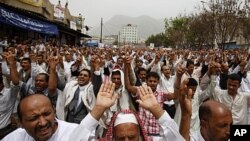 Anti-government protesters shout slogans during a rally held after the weekly Friday prayers to demand the ouster of Yemen's President Ali Abdullah Saleh in the southern city of Taiz, July 8, 2011