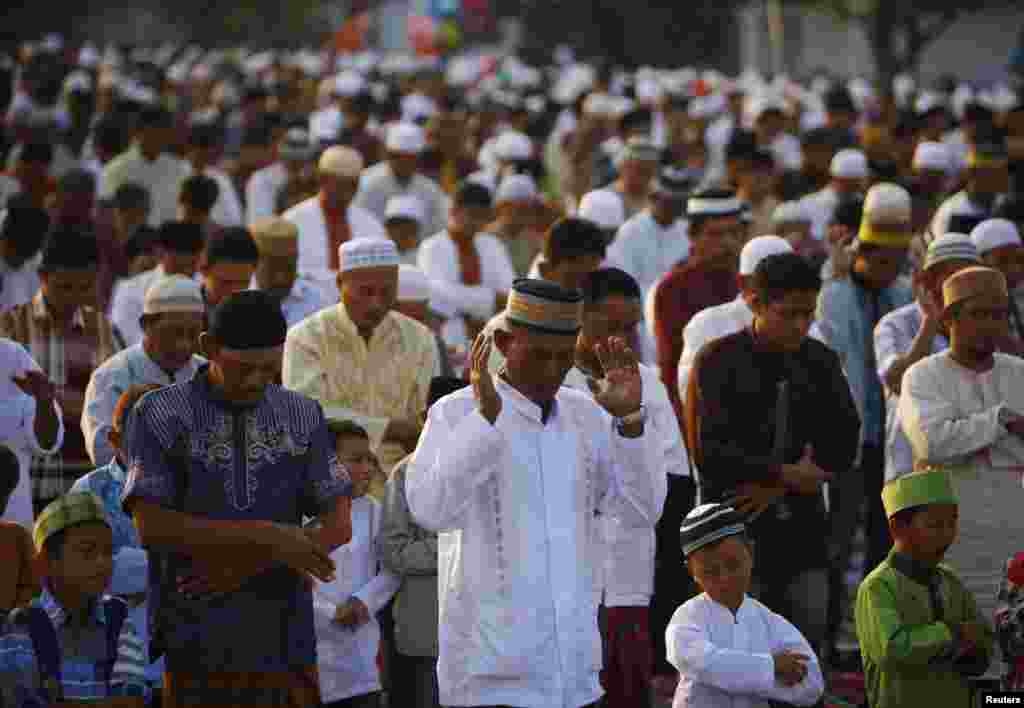 انڈونیشیا کے دارالحکومت جکارتہ میں مسلمان عید کی نماز ادا کر رہے ہیں۔