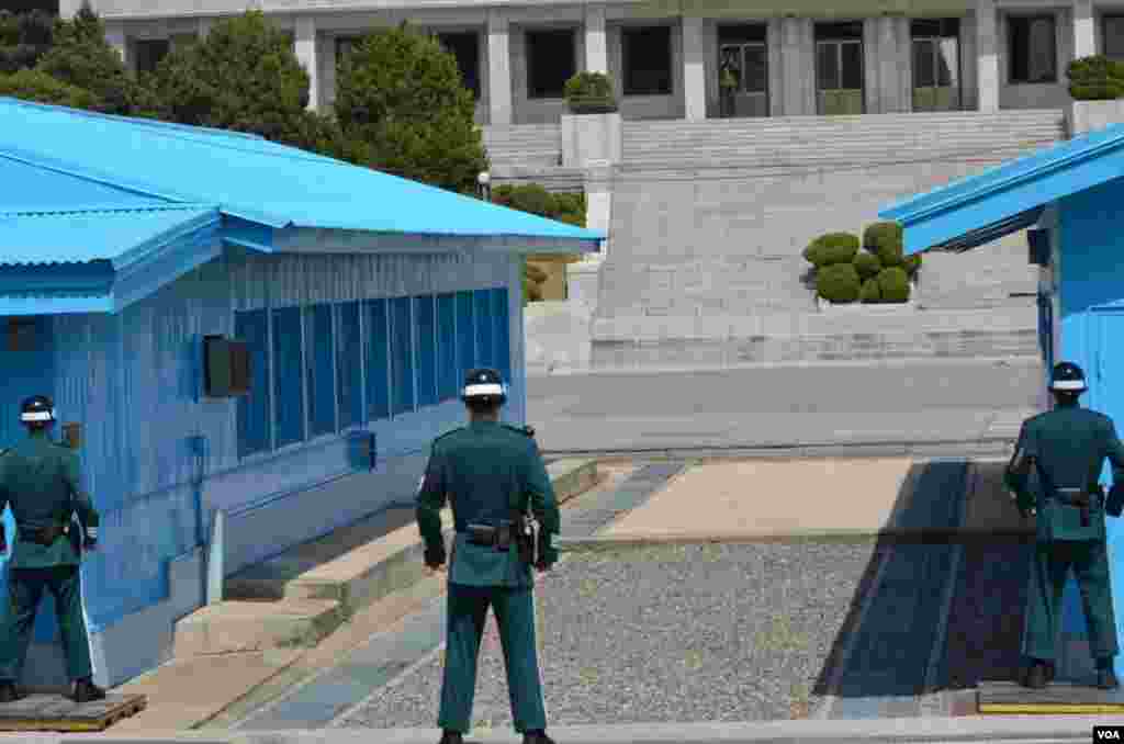 Three South Korean soldiers looking into North Korea, April 17, 2013. (VOA/S. Herman) 