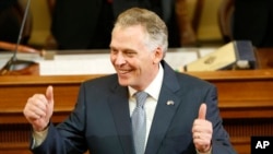 El gobernador Terry McAuliffe dijo que funcionarios electorales del estado han estado trabajando sobretiempo desde que colapsó el sistema computarizado para permitir que los virginianos se inscriban para votar.