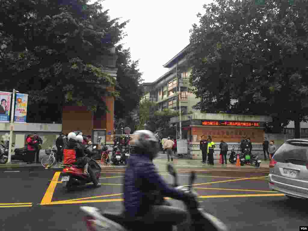 台湾总统大选投票日的新北市街头 (美国之音萧洵拍摄)