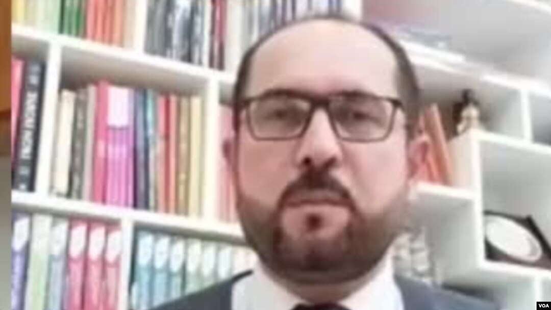 دکتۆر کاروخ خۆشناو، چاودێری سیاسی