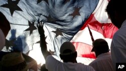 Los inmigrantes hispanos en EE.UU. prefieren hablar español, pero piensan que el inglés es muy importante para desarrollarse.