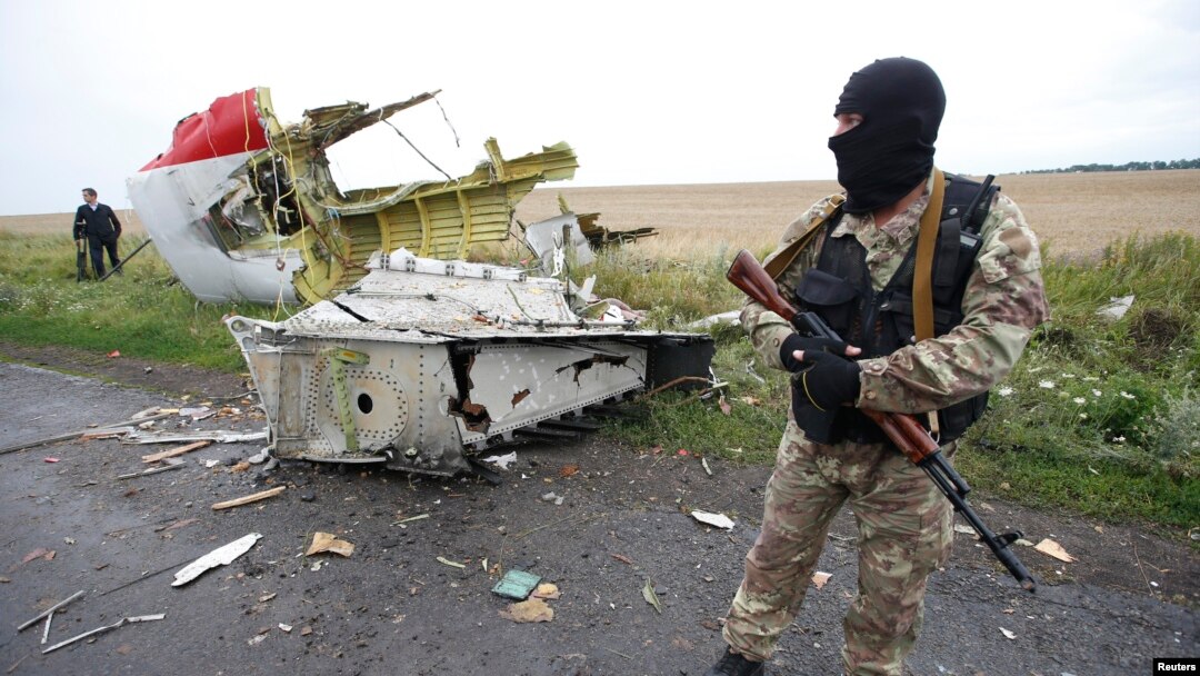 Separatis pro-Rusia menjaga lokasi jatuhnya pesawat Malaysia Airlines MH17 di Donetsk, Ukraina timur (18/7).