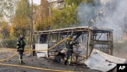 Пожарные тушат уничтоженный ВС РФ пассажирский автобус