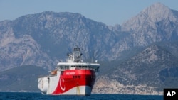 Kapal penjelajah Turki, Oruc Reis, berlabuh di Mediterania, di lepas pantai Antalya, Turki, 24 Juli 2020. (Foto: dok).