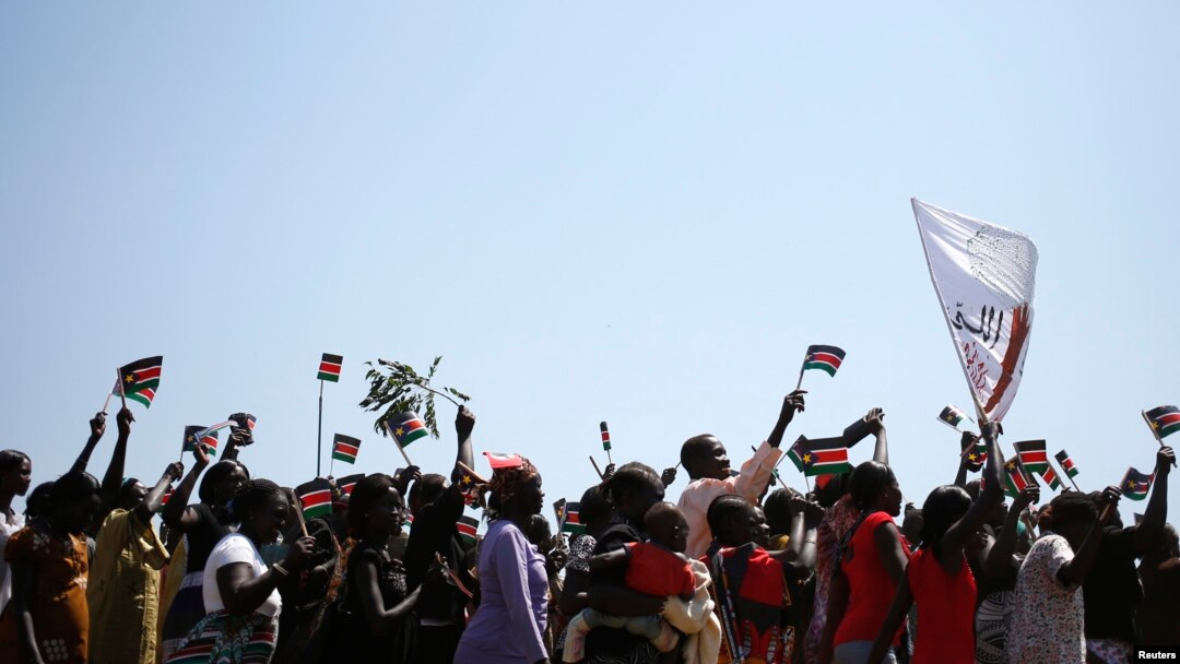 Warga di Abyei melambaikan bendera Sudan Selatan saat diumumkan hasil referendum Kamis (31/10). 