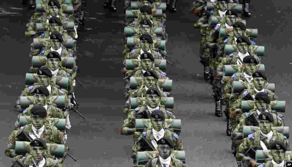 Soldiers parade during a military ceremony in Bogota, Colombia, marking the 203rd anniversary of Colombia&#39;s independence from Spain, July 20, 2013.&nbsp;