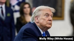 资料照片：唐纳德·特朗普总统在白宫椭圆形办公室签署行政命令。(2026年1月30日)